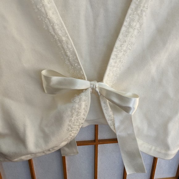 Simple white ribbon-tie shrug - Picture 4 of 9